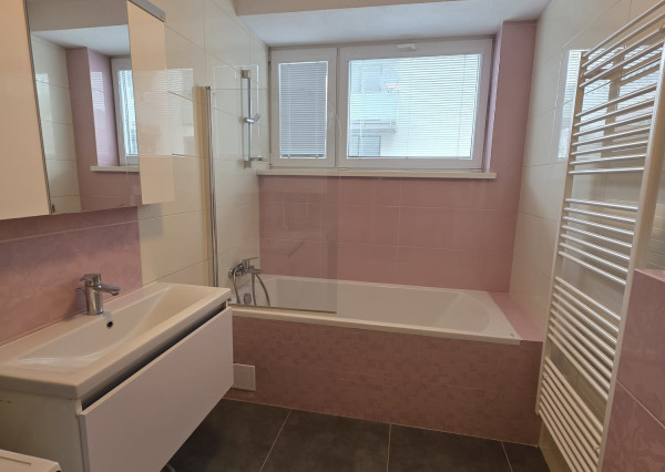 Areté real - Prenájom veľmi pekného 2-izbového bytu s parkovacím miestom v centre Pezinka, ul. Šancová