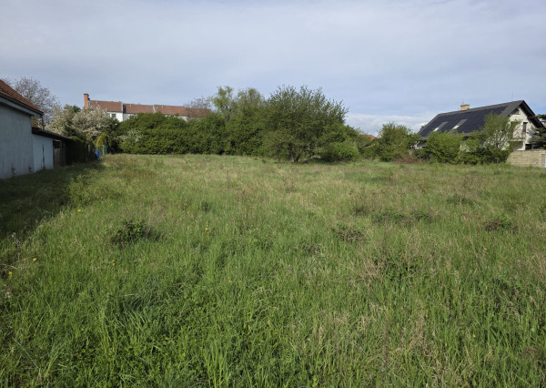 Areté real - Predaj investičného stavebného pozemku v centre obce Budmerice, výborná investičná príležitosť