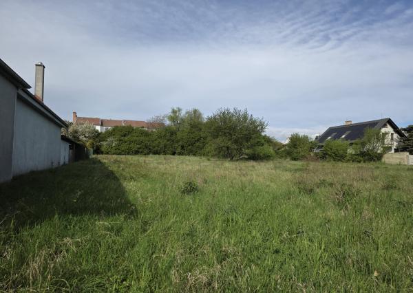 Areté real - Predaj investičného stavebného pozemku v centre obce Budmerice, výborná investičná príležitosť