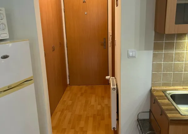 Areté real - Prenájom garsónky s veľkorysou výmerou a preskleným balkónom v novostavbe na Pezinskej ulici v Senci s rýchlym napojením na BA