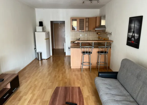 Areté real - Prenájom garsónky s veľkorysou výmerou a preskleným balkónom v novostavbe na Pezinskej ulici v Senci s rýchlym napojením na BA