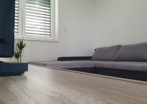 Areté real- Prenájom 2i bytu s predzáhradkou a parkovaním