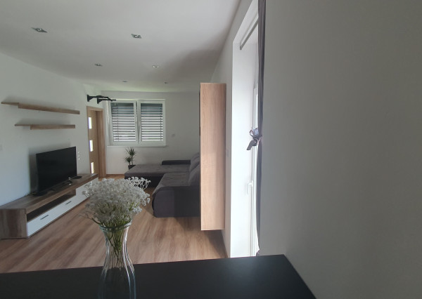 Areté real- Prenájom 2i bytu s predzáhradkou a parkovaním