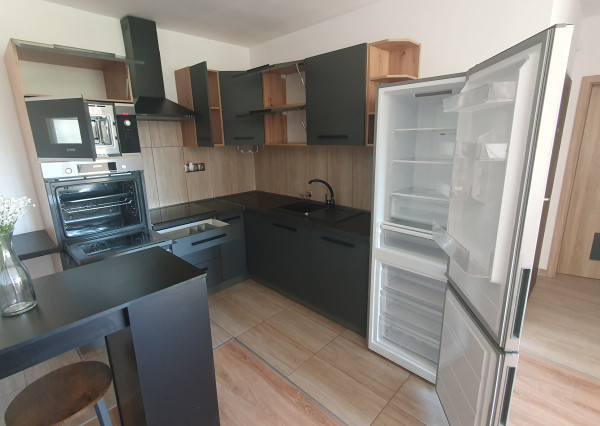 Areté real- Prenájom 2i bytu s predzáhradkou a parkovaním