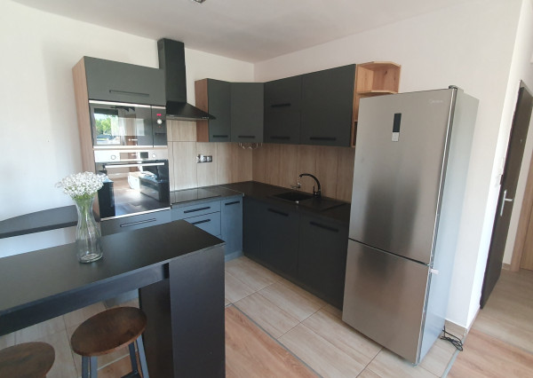 Areté real- Prenájom 2i bytu s predzáhradkou a parkovaním