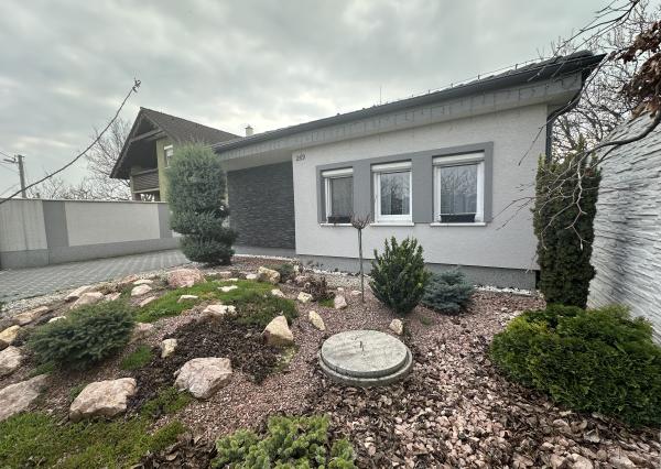 ARETÉ REAL - PRENÁJOM PRIESTRANNÉHO RODINNÉHO DOMU S DVOJGARÁŽOU, KAPLNA