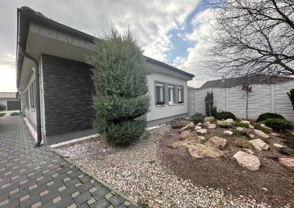 ARETÉ REAL - PRENÁJOM PRIESTRANNÉHO RODINNÉHO DOMU S DVOJGARÁŽOU, KAPLNA