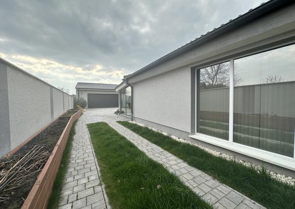 ARETÉ REAL - PRENÁJOM PRIESTRANNÉHO RODINNÉHO DOMU S DVOJGARÁŽOU, KAPLNA