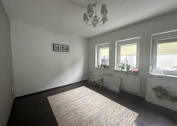 ARETÉ REAL - PRENÁJOM PRIESTRANNÉHO RODINNÉHO DOMU S DVOJGARÁŽOU, KAPLNA