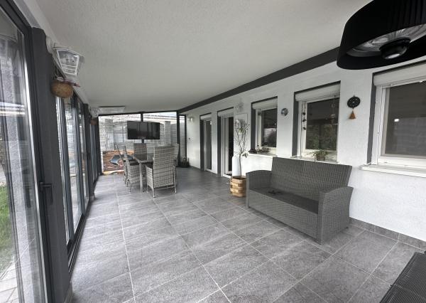 ARETÉ REAL - PRENÁJOM PRIESTRANNÉHO RODINNÉHO DOMU S DVOJGARÁŽOU, KAPLNA