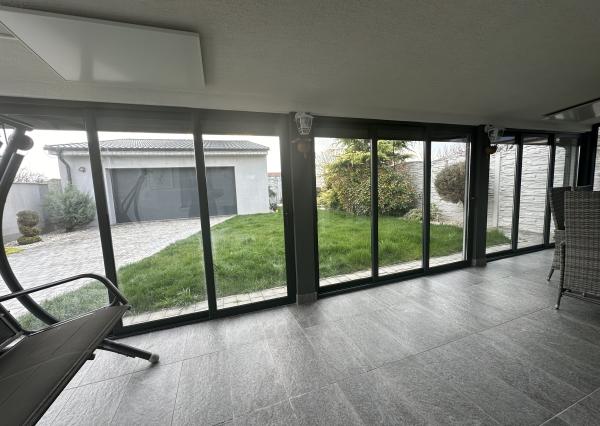 ARETÉ REAL - PRENÁJOM PRIESTRANNÉHO RODINNÉHO DOMU S DVOJGARÁŽOU, KAPLNA