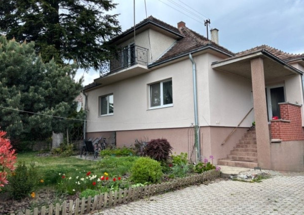 ARETÉ REAL- Ponúkame na predaj rodinný dom v tichej časti v meste MODRA, na slnečnom pozemku s veľkorysou výmerou 1790m2