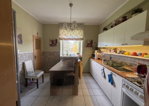 ARETÉ REAL- Ponúkame na predaj rodinný dom v tichej časti v meste MODRA, na slnečnom pozemku s veľkorysou výmerou 1790m2