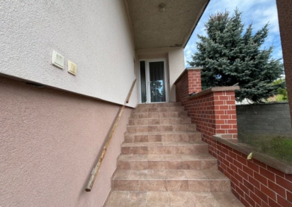 ARETÉ REAL- Ponúkame na predaj rodinný dom v tichej časti v meste MODRA, na slnečnom pozemku s veľkorysou výmerou 1790m2