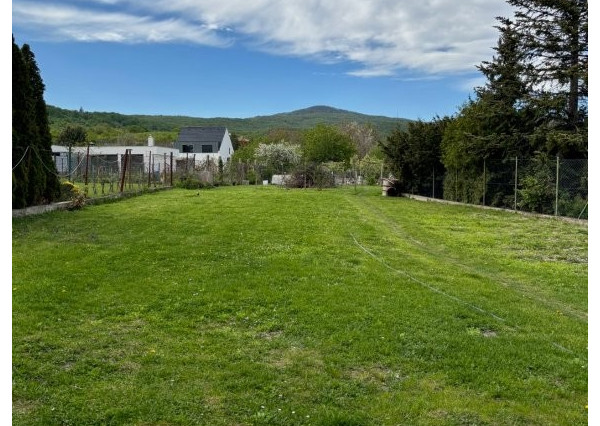 ARETÉ REAL- Ponúkame na predaj rodinný dom v tichej časti v meste MODRA, na slnečnom pozemku s veľkorysou výmerou 1790m2