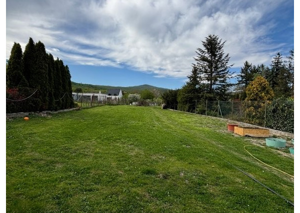 ARETÉ REAL- Ponúkame na predaj rodinný dom v tichej časti v meste MODRA, na slnečnom pozemku s veľkorysou výmerou 1790m2