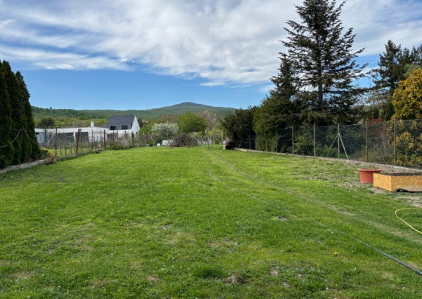 ARETÉ REAL- Ponúkame na predaj rodinný dom v tichej časti v meste MODRA, na slnečnom pozemku s veľkorysou výmerou 1790m2