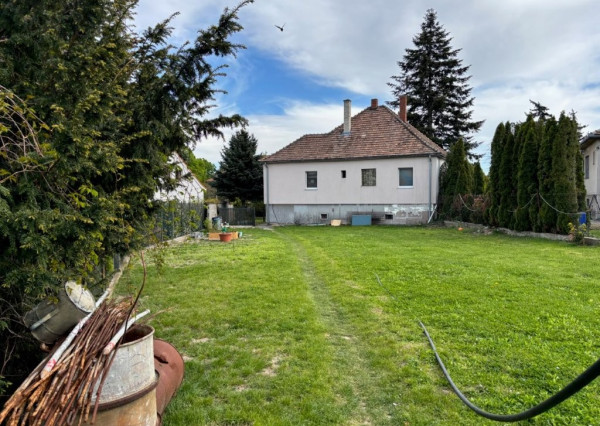 ARETÉ REAL- Ponúkame na predaj rodinný dom v tichej časti v meste MODRA, na slnečnom pozemku s veľkorysou výmerou 1790m2