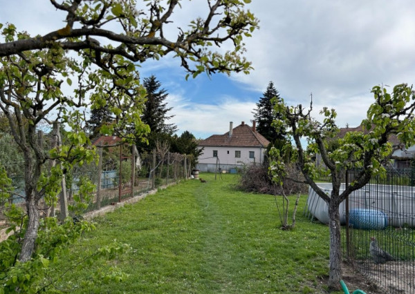 ARETÉ REAL- Ponúkame na predaj rodinný dom v tichej časti v meste MODRA, na slnečnom pozemku s veľkorysou výmerou 1790m2