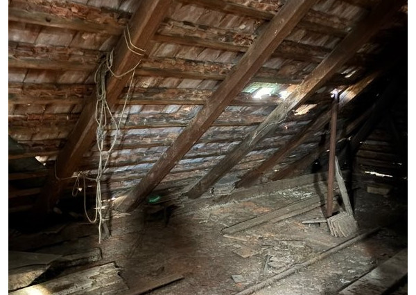 ARETÉ REAL- Ponúkame na predaj rodinný dom v tichej časti v meste MODRA, na slnečnom pozemku s veľkorysou výmerou 1790m2