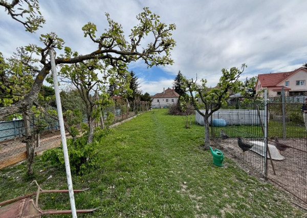 ARETÉ REAL- Ponúkame na predaj rodinný dom v tichej časti v meste MODRA, na slnečnom pozemku s veľkorysou výmerou 1790m2