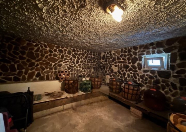 ARETÉ REAL- Ponúkame na predaj rodinný dom v tichej časti v meste MODRA, na slnečnom pozemku s veľkorysou výmerou 1790m2