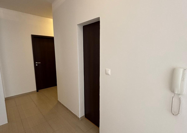 ARETÉ REAL- PONÚKAME NA PREDAJ PRIESTRANNÝ, SLNEČNÝ 3 IZB.BYT S VEĽKOU TERASOU, VNÚTORNÝM  PARKOVACÍM STÁTÍM, KOMOROU, V MALEBNEJ DEDINKE SLOVENSKÝ GROB