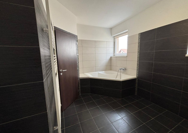 ARETÉ REAL- PONÚKAME NA PREDAJ PRIESTRANNÝ, SLNEČNÝ 3 IZB.BYT S VEĽKOU TERASOU, VNÚTORNÝM  PARKOVACÍM STÁTÍM, KOMOROU, V MALEBNEJ DEDINKE SLOVENSKÝ GROB