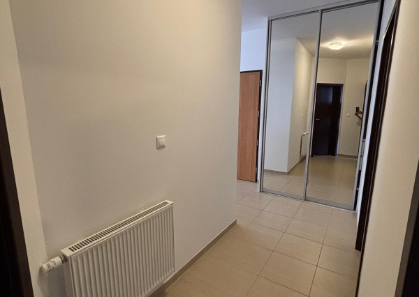 ARETÉ REAL- PONÚKAME NA PREDAJ PRIESTRANNÝ, SLNEČNÝ 3 IZB.BYT S VEĽKOU TERASOU, VNÚTORNÝM  PARKOVACÍM STÁTÍM, KOMOROU, V MALEBNEJ DEDINKE SLOVENSKÝ GROB