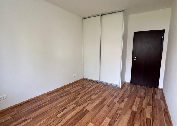 ARETÉ REAL- PONÚKAME NA PREDAJ PRIESTRANNÝ, SLNEČNÝ 3 IZB.BYT S VEĽKOU TERASOU, VNÚTORNÝM  PARKOVACÍM STÁTÍM, KOMOROU, V MALEBNEJ DEDINKE SLOVENSKÝ GROB