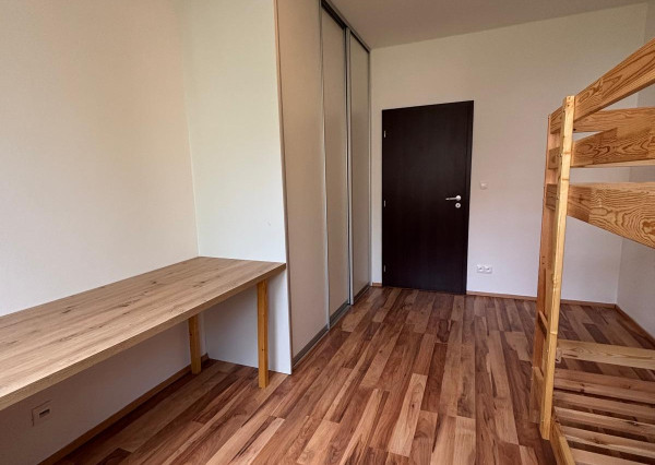 ARETÉ REAL- PONÚKAME NA PREDAJ PRIESTRANNÝ, SLNEČNÝ 3 IZB.BYT S VEĽKOU TERASOU, VNÚTORNÝM  PARKOVACÍM STÁTÍM, KOMOROU, V MALEBNEJ DEDINKE SLOVENSKÝ GROB