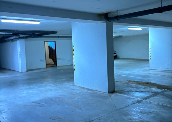 ARETÉ REAL- PONÚKAME NA PREDAJ PRIESTRANNÝ, SLNEČNÝ 3 IZB.BYT S VEĽKOU TERASOU, VNÚTORNÝM  PARKOVACÍM STÁTÍM, KOMOROU, V MALEBNEJ DEDINKE SLOVENSKÝ GROB