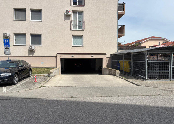 ARETÉ REAL- PONÚKAME NA PREDAJ PRIESTRANNÝ, SLNEČNÝ 3 IZB.BYT S VEĽKOU TERASOU, VNÚTORNÝM  PARKOVACÍM STÁTÍM, KOMOROU, V MALEBNEJ DEDINKE SLOVENSKÝ GROB