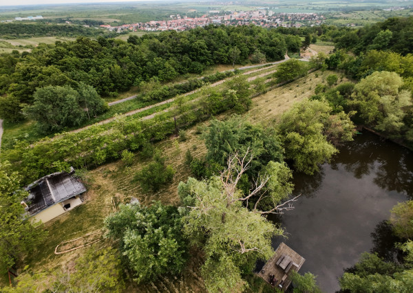 ARETÉ REAL – PRIPRAVUJEME PREDAJ 6270m2 POZEMKU S JAZIERKOM V MODRE, ČASŤ ŠARKAPERKY