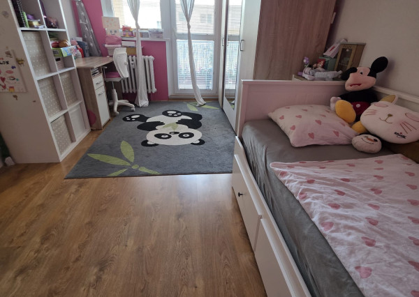 Areté real - Predaj veľmi pekného, zrekonštruovaného 3-izbového bytu s priestrannou loggiou, Svätoplukova ul, Pezinok