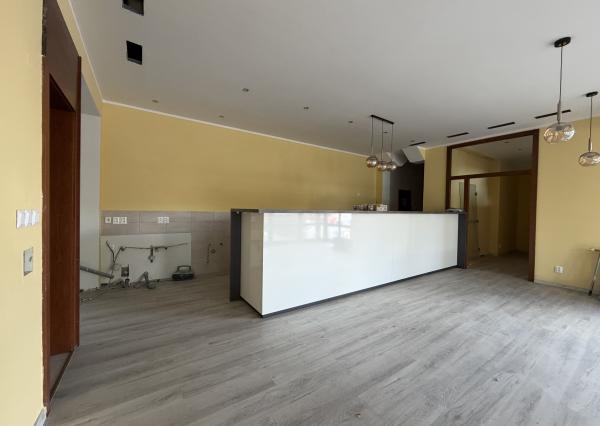 ARETÉ REAL – PRENÁJOM 171m2 KOMERČNÉHO PRIESTORU S TERASOU NA TOP MIESTE, PEZINOK, JESENSKÉHO