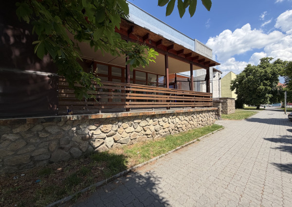 ARETÉ REAL – PRENÁJOM 171m2 KOMERČNÉHO PRIESTORU S TERASOU NA TOP MIESTE, PEZINOK, JESENSKÉHO