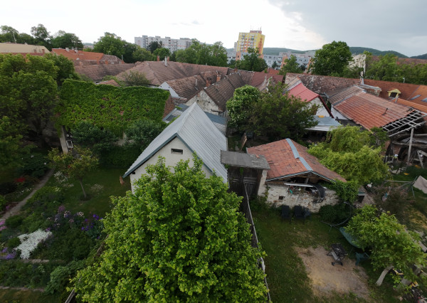 ARETÉ REAL – PREDAJ 2 VINÁRSKYCH RODINNÝCH DOMOV S 2 NEBYTOVÝMI BUDOVAMI V CENTRE MODRY, DOLNÁ