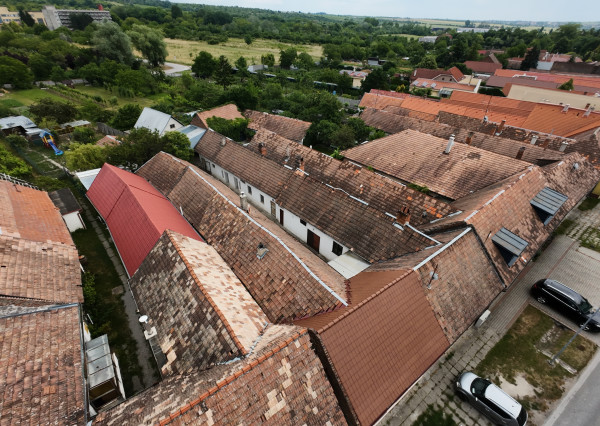ARETÉ REAL – PREDAJ 2 VINÁRSKYCH RODINNÝCH DOMOV S 2 NEBYTOVÝMI BUDOVAMI V CENTRE MODRY, DOLNÁ