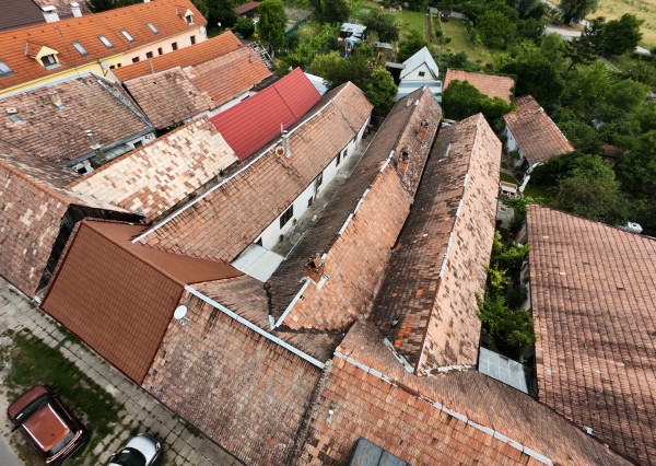 ARETÉ REAL – PREDAJ 2 VINÁRSKYCH RODINNÝCH DOMOV S 2 NEBYTOVÝMI BUDOVAMI V CENTRE MODRY, DOLNÁ