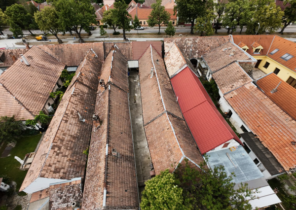 ARETÉ REAL – PREDAJ 2 VINÁRSKYCH RODINNÝCH DOMOV S 2 NEBYTOVÝMI BUDOVAMI V CENTRE MODRY, DOLNÁ