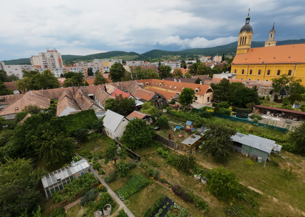 ARETÉ REAL – PREDAJ 2 VINÁRSKYCH RODINNÝCH DOMOV S 2 NEBYTOVÝMI BUDOVAMI V CENTRE MODRY, DOLNÁ