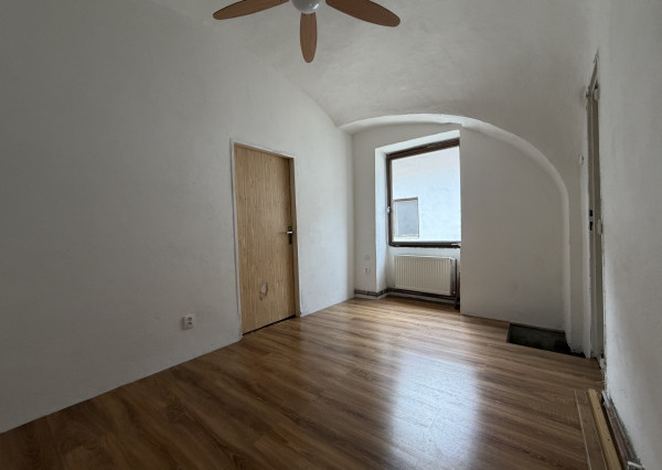 ARETÉ REAL – PREDAJ 2 VINÁRSKYCH RODINNÝCH DOMOV S 2 NEBYTOVÝMI BUDOVAMI V CENTRE MODRY, DOLNÁ