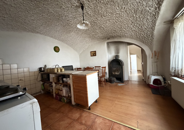 ARETÉ REAL – PREDAJ 2 VINÁRSKYCH RODINNÝCH DOMOV S 2 NEBYTOVÝMI BUDOVAMI V CENTRE MODRY, DOLNÁ