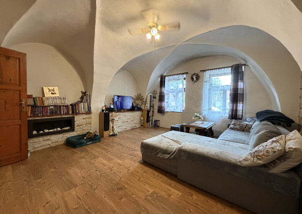 ARETÉ REAL – PREDAJ 2 VINÁRSKYCH RODINNÝCH DOMOV S 2 NEBYTOVÝMI BUDOVAMI V CENTRE MODRY, DOLNÁ