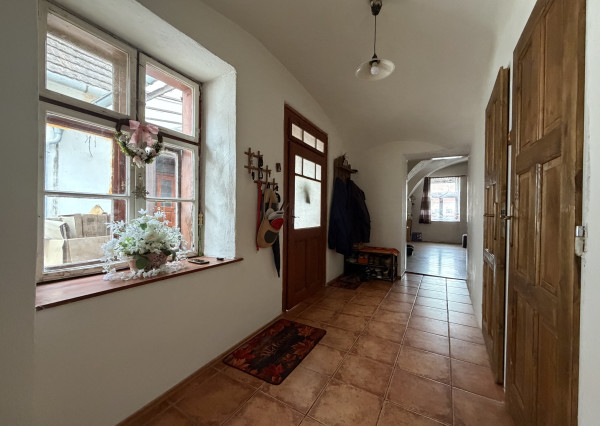 ARETÉ REAL – PREDAJ 2 VINÁRSKYCH RODINNÝCH DOMOV S 2 NEBYTOVÝMI BUDOVAMI V CENTRE MODRY, DOLNÁ