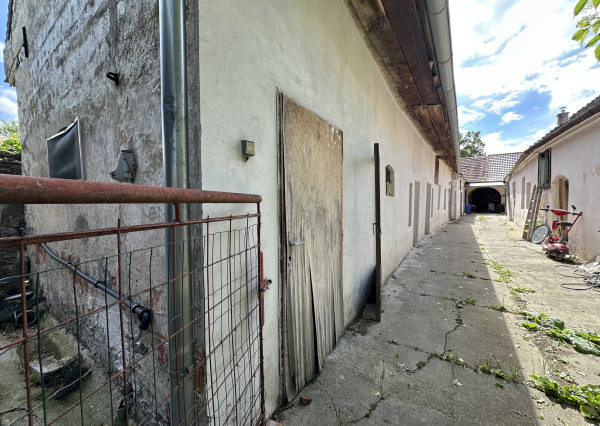 ARETÉ REAL – PREDAJ 2 VINÁRSKYCH RODINNÝCH DOMOV S 2 NEBYTOVÝMI BUDOVAMI V CENTRE MODRY, DOLNÁ