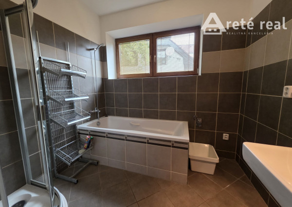 Areté real - Prenájom priestorov v centre Pezinka – kombinovateľné priestory vo výbornej lokalite v Pezinku