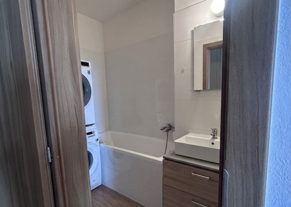 ARETÉ REAL- PONÚKAME NA PREDAJ SLNEČNÝ 1 IZB.BYT S BALKÓNOM, PARKOVACÍM STÁTÍM, V MALEBNEJ DEDINKE SLOVENSKÝ GROB