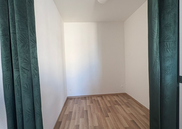 ARETÉ REAL- PONÚKAME NA PREDAJ SLNEČNÝ 1 IZB.BYT S BALKÓNOM, PARKOVACÍM STÁTÍM, V MALEBNEJ DEDINKE SLOVENSKÝ GROB